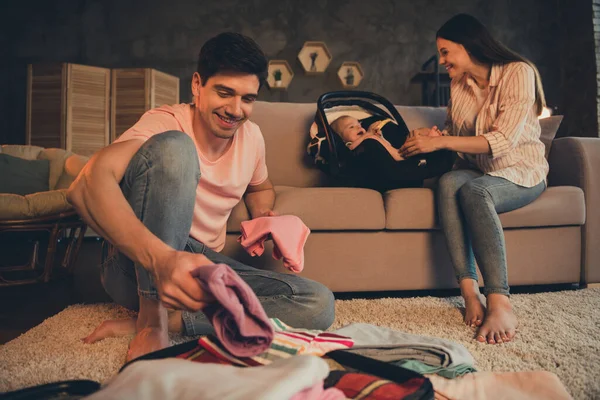 Photo Daddy Put Clothes Baggage Bag Mommy Play Daughter Baby — Stock Photo, Image