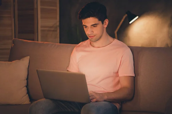 Retrato Chico Enfocado Atractivo Sentado Diván Usando Ordenador Portátil Preparando — Foto de Stock