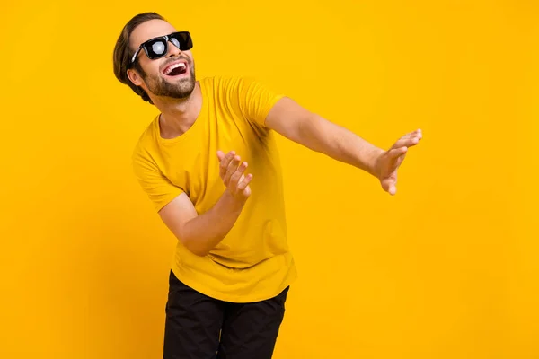 若い陽気な男の写真は 黄色の背景に隔離された楽しいダンスウェアカジュアル衣装を持っています — ストック写真