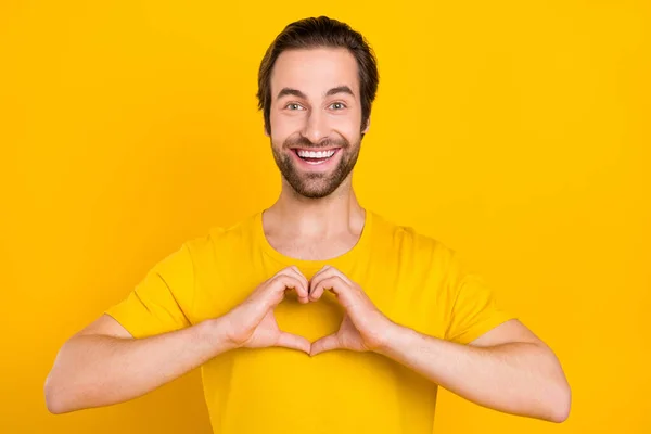 남자의 사진은 노란색 손가락 모양의 로맨틱 심장을 줍니다 — 스톡 사진