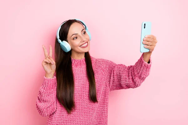 Photo Sweet Young Lady Selfie Listen Music Wear Pink Sweater — Stock Photo, Image