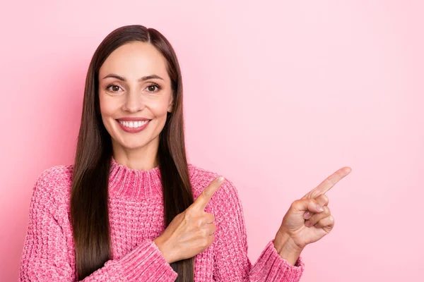 Foto Der Coolen Jungen Dame Index Leeren Raum Tragen Rosa — Stockfoto