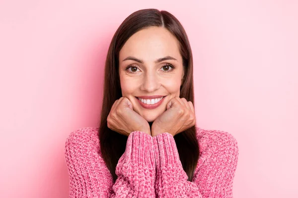 甘い成熟した女性の手の顔の写真は パステルカラーの背景に隔離されたピンクのセーターを着用 — ストック写真