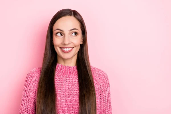 Foto Söt Mogen Dam Titta Tomt Utrymme Bära Rosa Tröja — Stockfoto