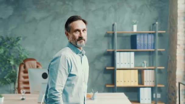 Erfolgreicher selbstbewusster Ceo-Manager übergab modernes Büro in Innenräumen — Stockvideo