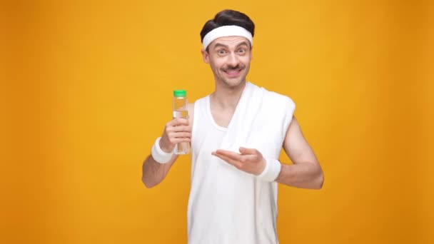 可靠而自信的人拿着水瓶认可质量好的产品竖起大拇指 — 图库视频影像