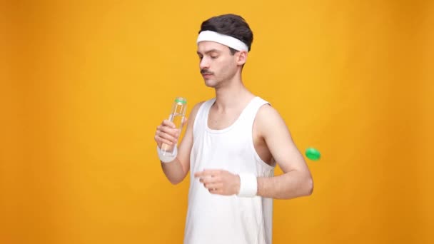 Magabiztos hűvös erős sportos srác ital frissíti a vízegyensúlyt — Stock videók