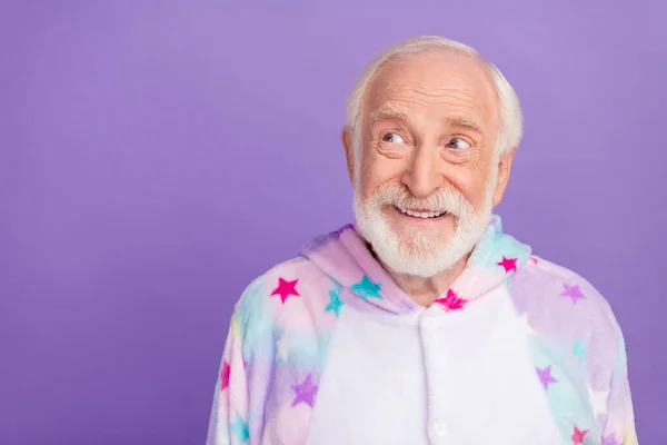 Photo Charming Dreamy Retired Man Nightwear Overall Smiling Looking Empty — Stock Photo, Image