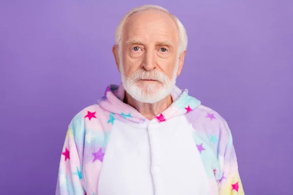 Portrait of attractive content grey-haired man wearing cosy costume isolated over violet purple color background — Stock Photo, Image