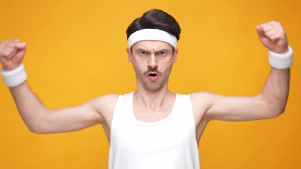 Bláznivý blázen chlap demonstrovat velké ruce biceps puf tváře — Stock video