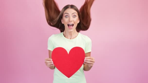 Yakışıklı erkek arkadaş davetiye konseptiyle Sevgililer Günü romantik randevusu — Stok video