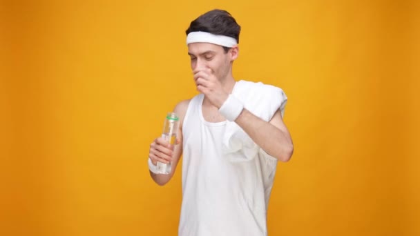 Sportiv încrezător tip bea apă relaxa ridica degetul mare-up — Videoclip de stoc