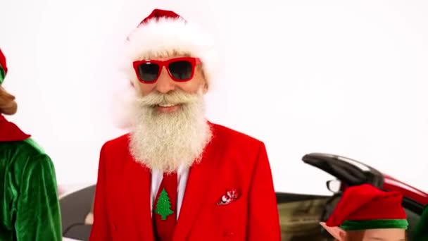 Positiva underhållare utför funkig galen jul dans — Stockvideo
