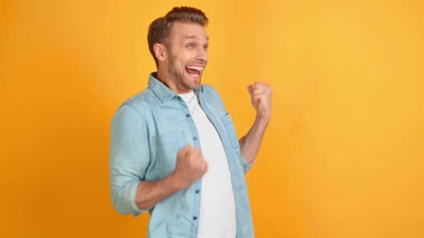 Verrückter fröhlicher positiver Kerl feiert Sieg mit erhobenen Fäusten Wettgewinn-Konzept — Stockvideo