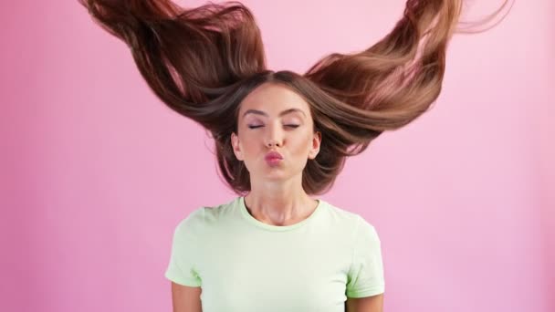 Romantische verträumte Mädchen in der Liebe schließen Augen Wind blasen Haare senden Luftkuss — Stockvideo