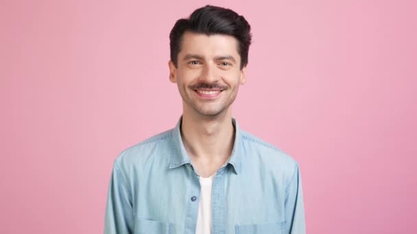 Homem de negócios auto-confiante cruzou as mãos toothy sorriso branco — Vídeo de Stock