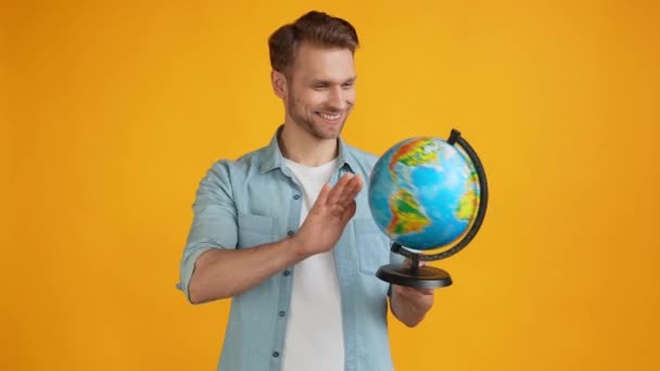 積極的な面白い男スピングローブ球は楽しい研究地理を持っています海外観光 — ストック動画