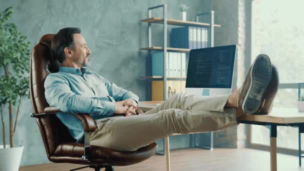 Pozitivní uvolněný muž vychutnat pohodlné sedadlo bezstarostné křeslo break koncept — Stock video