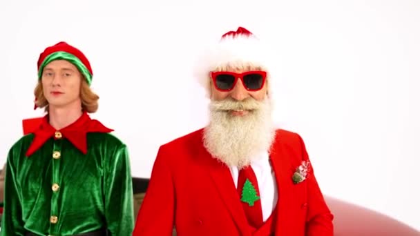Fröhlich positive, selbstbewusste Elf gratuliert Weihnachten — Stockvideo