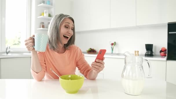 Pozytywny wesoły babcia blogowanie czat telefon cieszyć cappuccino — Wideo stockowe
