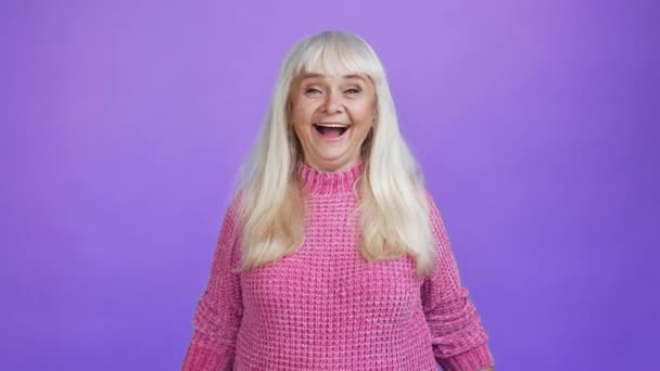 밝고 튼튼 한 할머니는 강력 한 손 이두근 운동 광고를 보여 주고 있다 — 비디오