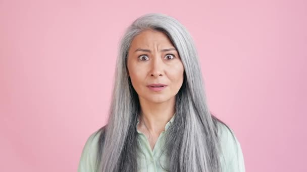 Lady vzhled nevěří oči štěstí vítězství izolované na pastelové barvy pozadí — Stock video