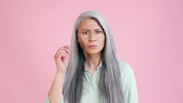 Middle aged lady not agree youth bad idea isolated pastel color background — Stock Video