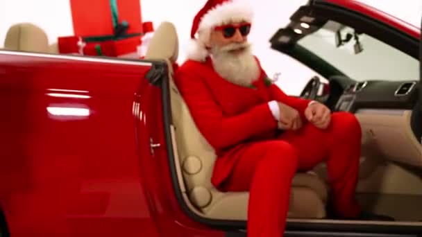 Úspěšný Santa Boss krok ven auto tanec s elf fellows x-mas současné události — Stock video