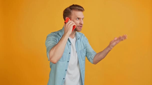 Irrer empörter Unruhestifter hält Telefongespräch missbilligt Kundenkonzept — Stockvideo