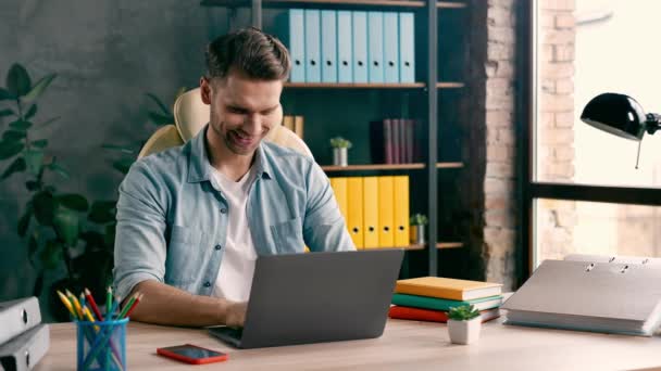 Homem de negócios alegre desfrutar de novo dispositivo digital trabalho impulsionar conceito de reação — Vídeo de Stock