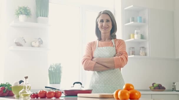 Auto-assurée dame joyeuse mains croisées préparer le repas de friture — Video