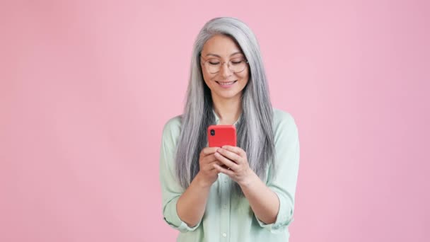 Lady mensagens de texto família repost telefone inteligente pensar isolado cor pastel fundo — Vídeo de Stock