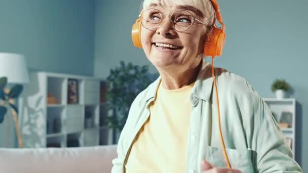 Crazy granny enjoy weekend free-time dance listen headphones rhythm melody — Stock Video
