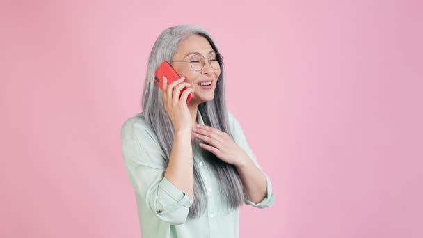 Lady tell smart phone discount news fists up isolated pastel color background — Stock Video