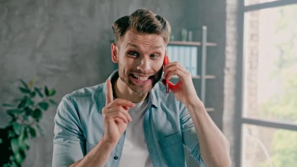 Sebejistý charismatický prodej šéf oddělení call klient připravit fascinující obchod — Stock video