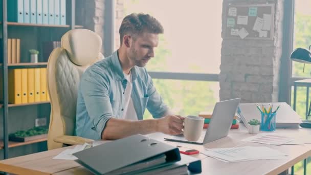 Concentré douteux projet suspect gestionnaire de travail lire les tableaux trouver un bug — Video