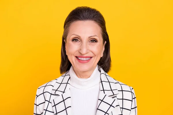 Foto de alegre persona satisfecha radiante sonrisa look cámara desgaste a cuadros aislado sobre fondo de color amarillo — Foto de Stock