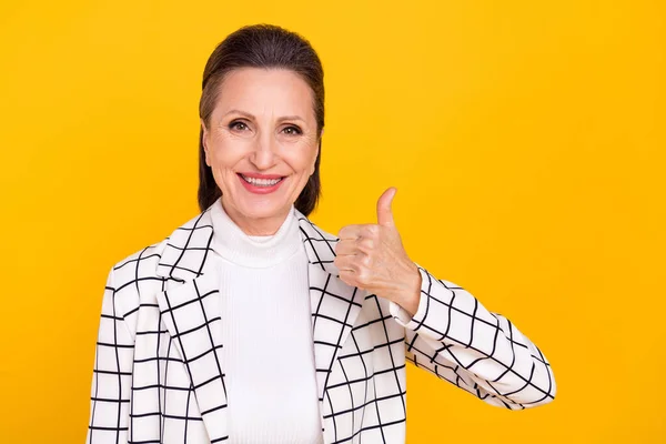 Retrato de senhora atraente alegre mostrar polegar aprovação isolada no fundo de cor amarela — Fotografia de Stock