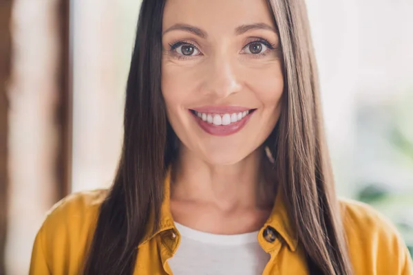 Foto van glanzende zoete volwassen vrouw dragen geel shirt glimlachen tonen witte tanden binnen huis kamer — Stockfoto