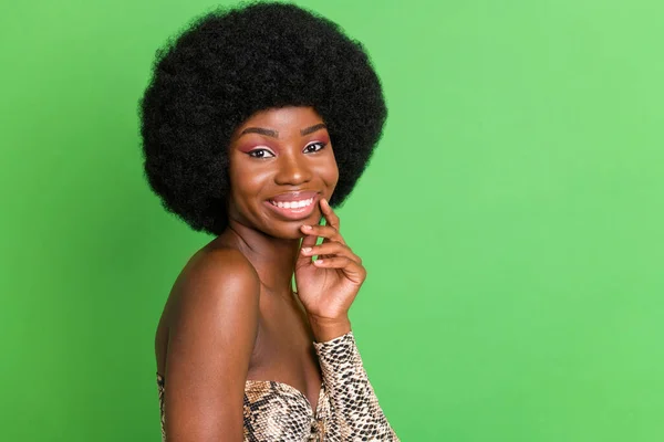 Photo of charming pretty afro amerykańska młoda kobieta trzymać za rękę twarz uśmiech ładne izolowane na zielonym tle koloru — Zdjęcie stockowe