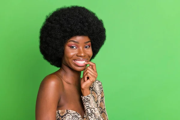 Foto de infantil encantadora piel oscura dama usar traje de impresión morder dedo vacío espacio aislado color verde fondo —  Fotos de Stock