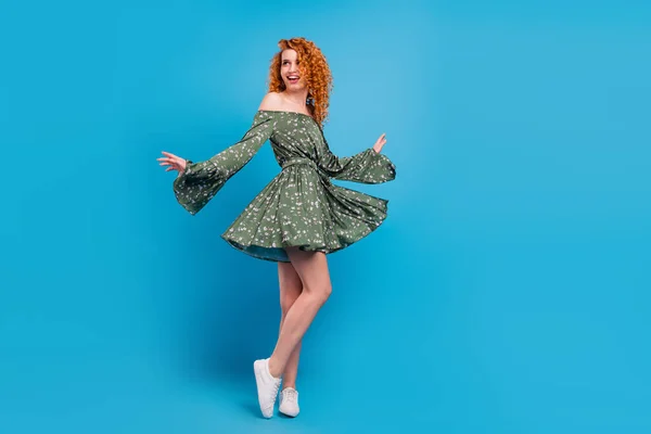 Полное фото тела сладкий танец леди выглядят пустое пространство носить зеленые кроссовки платье изолированы на синем фоне цвета — стоковое фото