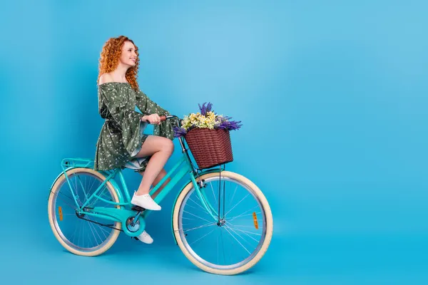 Full size zdjęcie profilu cool lady jeździć rower nosić trampki sukienka izolowane na niebieskim tle kolor — Zdjęcie stockowe