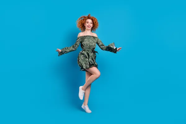Полное фото тела спортивного имбиря прическа леди прыгать платье носить изолированы на синем фоне цвета — стоковое фото