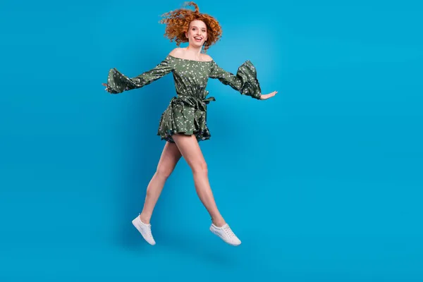 Полная длина профиля фото сладкий имбирь прическа леди прыгать носить платье кроссовки изолированы на синем фоне цвета — стоковое фото