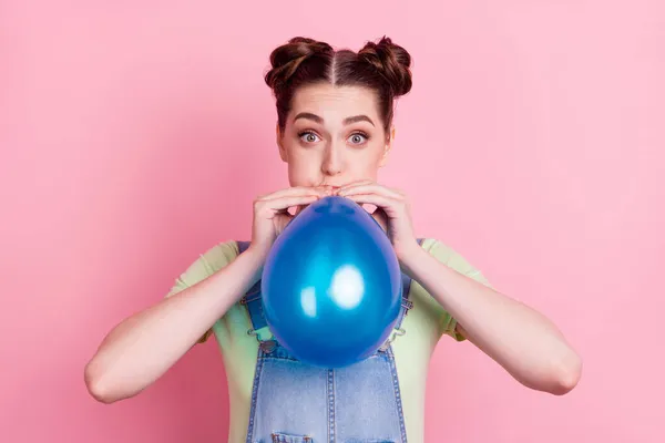 Photo portrait girl in overall inflating air balloon before party isolated pastel pink color background — Stock Photo, Image