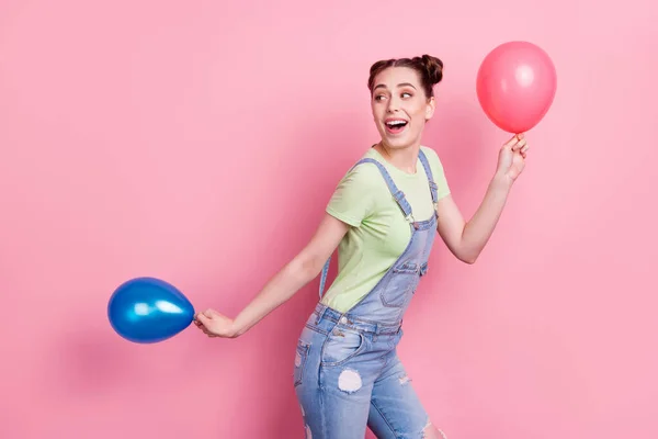 Foto portret meisje in het algemeen houden luchtballon voordat partij op zoek copyspace geïsoleerde pastel roze kleur achtergrond — Stockfoto