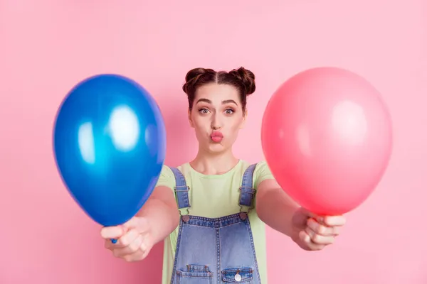 Foto retrato menina em geral dando balão de ar na festa enviando ar beijo isolado pastel cor rosa fundo — Fotografia de Stock