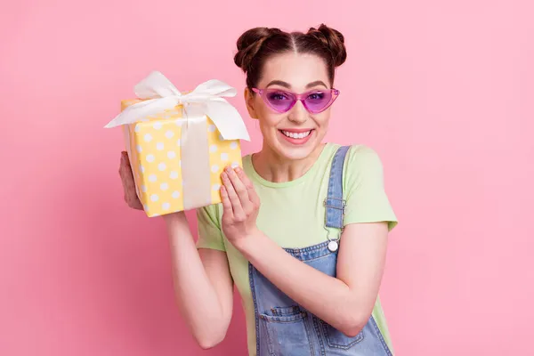 Foto portret meisje in het algemeen zonneglas raden wat binnen geschenkdoos geïsoleerde pastel roze kleur achtergrond — Stockfoto