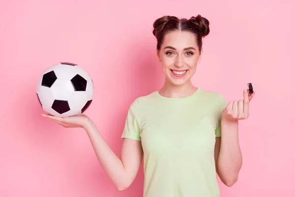Foto de alegre adorável treinador senhora segurar bola de futebol assobio desgaste verde t-shirt isolada no fundo rosa — Fotografia de Stock